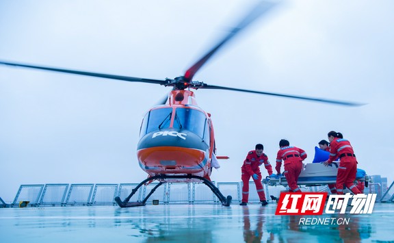 《空中尖兵》 作者：湖南省人民医院 申勇
　　2019年12月26日，湖南省人民医院航空紧急医学救援联盟和湖南省急救中心成立，湖南省急救中心挂靠湖南省人民医院。湖南省人民医院航空紧急医学救援联盟成员包括200家省内各级医院、120急救中心、疾控中心、航空救援公司等。