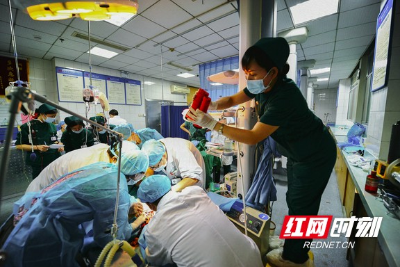 《抢救大出血患者》作者：长沙市中心医院 陈颖
　　在急诊科里，时时会上演各种扣人心弦的故事，这些故事里既有与死神赛跑的惊心动魄，也有在危急中彰显人性的光辉。一位大出血患者被120送入急诊科，因为时间紧迫来不及转入手术室，急诊科的医护团队就在抢救室进行紧急手术，因为急诊科没有手术用的无影灯，医护人员找来几个手电，用身体当灯架，弯着腰充当起无影灯，直到手术做完，患者转入监护室。