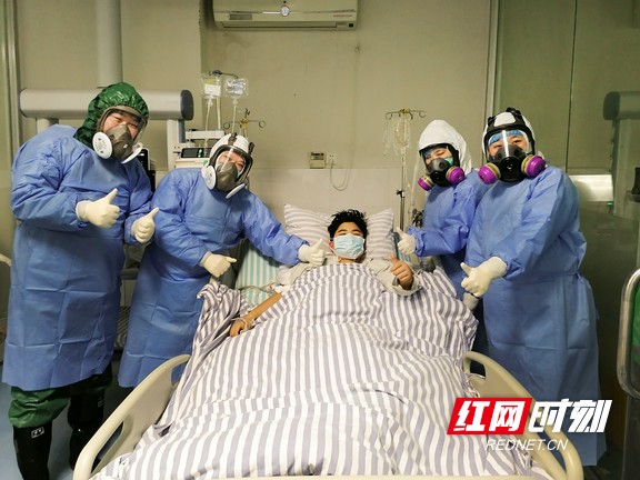 编者按：8月19日是第六个中国医师节，今年的节日主题是“勇担健康使命，铸就时代新功”。我国广大医卫工作者坚持人民至上、生命至上，弘扬敬佑生命、救死扶伤、甘于奉献、大爱无疆的崇高职业精神，护佑了亿万人民的生命健康，中国医师节到来之际，让我们一起来看看影像背后湖南医者的感人故事。（记者 周曼 通讯员 王强）
《成功救治我省第一例新冠重症患者》作者：中南大学湘雅医院 李朝仪
　　2020年大年初二，湘雅重症医疗科专家徐道妙率队紧急赶赴怀化，成功救治了我省第一例冠状病毒感染的重症患者。