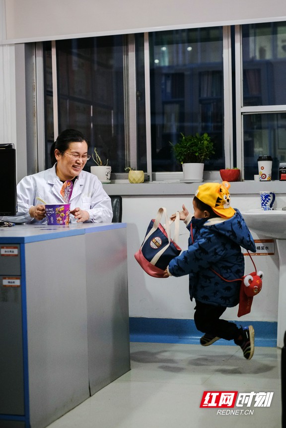 《春节值班》作者：长沙市妇幼保健院 李彬
　　春节值班的医务工作者在忙碌过后，已经过了饭点，准备简单吃个泡面，没想到儿子穿着喜庆的服装来给自己送饭。