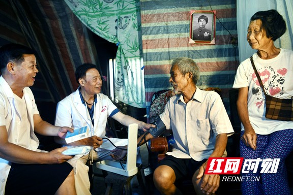 《防疫上门》作者：祁东县疾控中心 彭礼
　　疫情期间，祁东县疾控中心防控人员深入山区开展送医送药上门服务,守护乡村防疫“防线”。