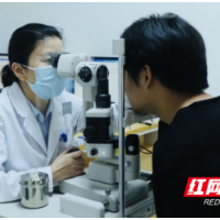 眼科医生妙手植义眼 为患者重塑“心灵之窗”