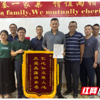 驻塞央企为中国第24批援塞拉利昂医疗队赠送锦旗与感谢信