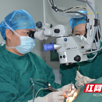 102岁“硬核”白内障老人重见光明笑开颜