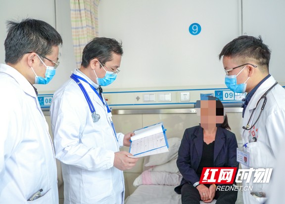 “一定要对病人有爱心，有责任心”，这是潘宏伟的信条，也是他对年轻医生的叮嘱.wm.jpg