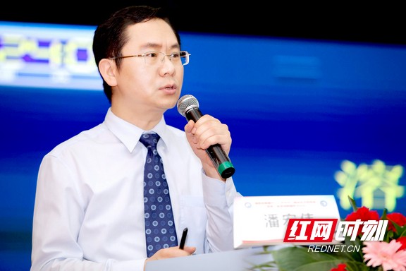 日常工作之外，潘宏伟还经常参加各种学术会议，了解行业最新进展，向业内发出自己的声音.wm.jpg