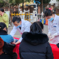 健康关怀进社区 长沙东大肛肠医院义诊送温暖
