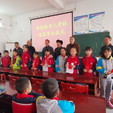 爱心助学暖人心 ——八旬老人捐助靖州飞山小学十名贫困学子