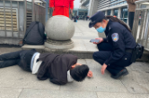 男子赶车路上豪饮“劲酒”，醉躺广场幸得铁警相助