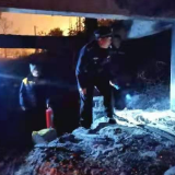 铁路边一废弃民房起火 怀铁民警迅速将其扑灭