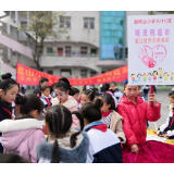 沅陵鹤鸣山小学举行爱心义卖“跳蚤市场”活动