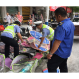 洪江区开展非机动车非法安装雨篷雨伞整治行动