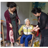用关爱抚慰孩子心灵，点亮困难家庭“微心愿”
