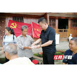 洪江市上坪村：扛着红旗走基层 代销款让贫困养殖户乐开了花