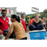洪江区横岩村83户灾民收救灾物资