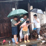 洪江市黔城镇紧急转移受灾瘫痪老人