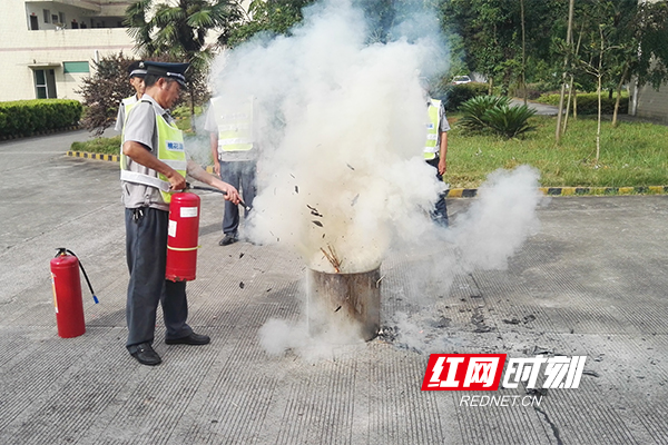 近日天气持续高温，服务区提醒过往司乘人员在服务区内尽量不要在停车场明火做饭，杜绝火灾隐患，检查自身车辆安全隐患，注意自身安全，倡导安全出行。（胡国华）