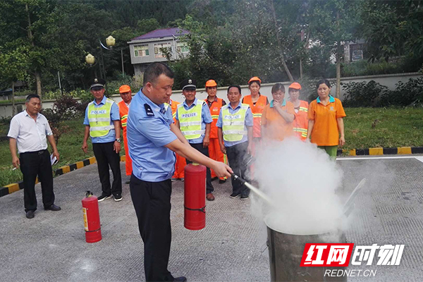 8月11日，G56杭瑞高速上，湖南高速百通中油公司所属的泸溪、沅陵、桃花源服务区，主动邀请当地消防部门和辖区高速交警，高速路政派出所等相关职能部门到服务区开展安全隐患排查及消防知识安全培训。（胡国华）