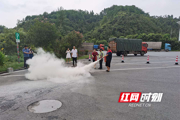 在服务区，消防员现场指导工作人员对于服务区内的消防器材模拟操作，以便遇到一些小规模突发火情，真正做到及时应对，降低事故的财产损失，做好高速公路上出现旅客在服务区的安全保障，抓好服务区安全生产经营秩序，更好地服务旅客。（胡国华）