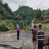 汗水，洒在铁路安全的踏勘路上
