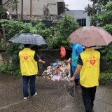 洪江市森林公安局组织民警清理河道垃圾              