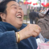 舞龙灯 打年锣 安置小区内他们这样庆祝元宵佳节