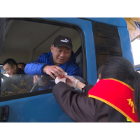 高速路口送服务  守护春运回家路