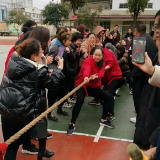 关爱女性  温暖同行 ——靖州飞山小学举行迎“三八”妇女节拔河比赛