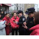 服务进社区 巾帼展风采 ——麻阳公安女警开展主题党日活动