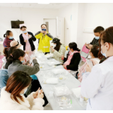 怀化市妇幼保健院孕妇学校手工DIY制作“浪漫的云朵灯”