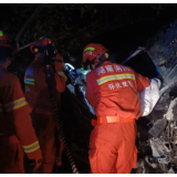 怀化沅陵：小轿车掉下路边斜坡    消防凌晨冒雨施救