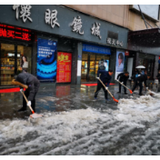 战雨雪 保安全 | 怀化住建：应对冰冻天气 住建人扫雪除冰保出行