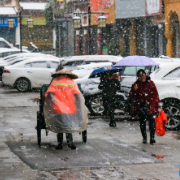 风雪中的那抹“桔红” 是城市最靓的风景