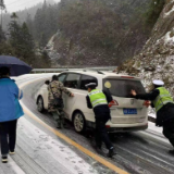 新晃：雪天路滑民警化身“推车哥”