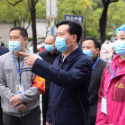 黎春秋在现场调度主城区第二轮全员核酸检测工作时强调 开展敲门行动确保不漏一户一人 让党员冲在最前线党旗插在最高处