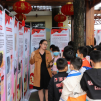 怀化学院赴怀化市坨院学校开展中国共产党历次党代会图文展活动