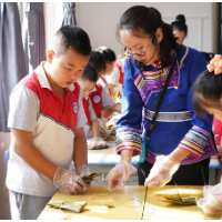 靖州：劳动课制作传统特色甜藤火草粑 让新学期既有趣又有“味”