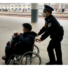 肺病旅客乘车不便 安江铁警热情相助