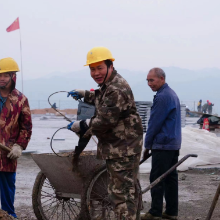 奋进的春天 | 抢时间、赶进度！“油菜花节”观景台项目建设施工忙