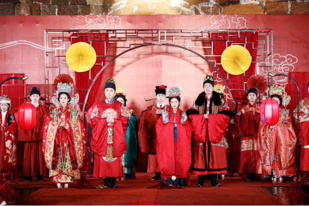 1月19日晚，身着汉式婚礼服的一对对“新人”在洪江市黔阳古城夜游。当晚，黔阳古城举行“汉婚大典”，吸引了众多游客参与体验“穿越之旅”。 （李 粉）