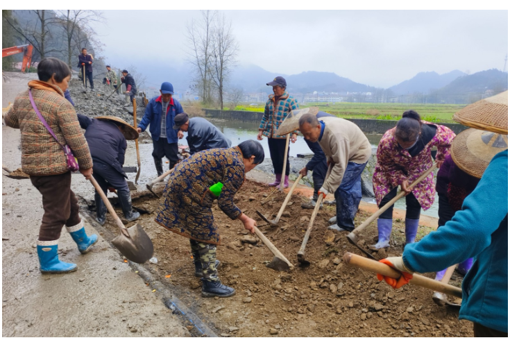 麻阳：百名村民投工修路  节后共建和美乡村