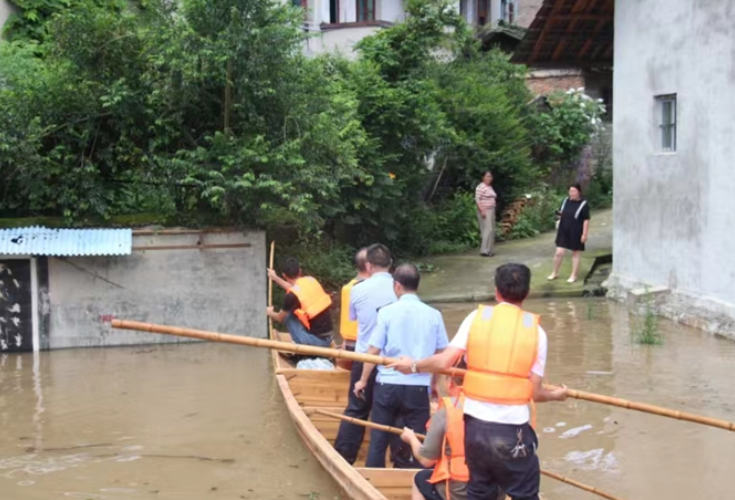 与生命竞速 与洪水赛跑 中方县铜湾镇紧急转移198户558人