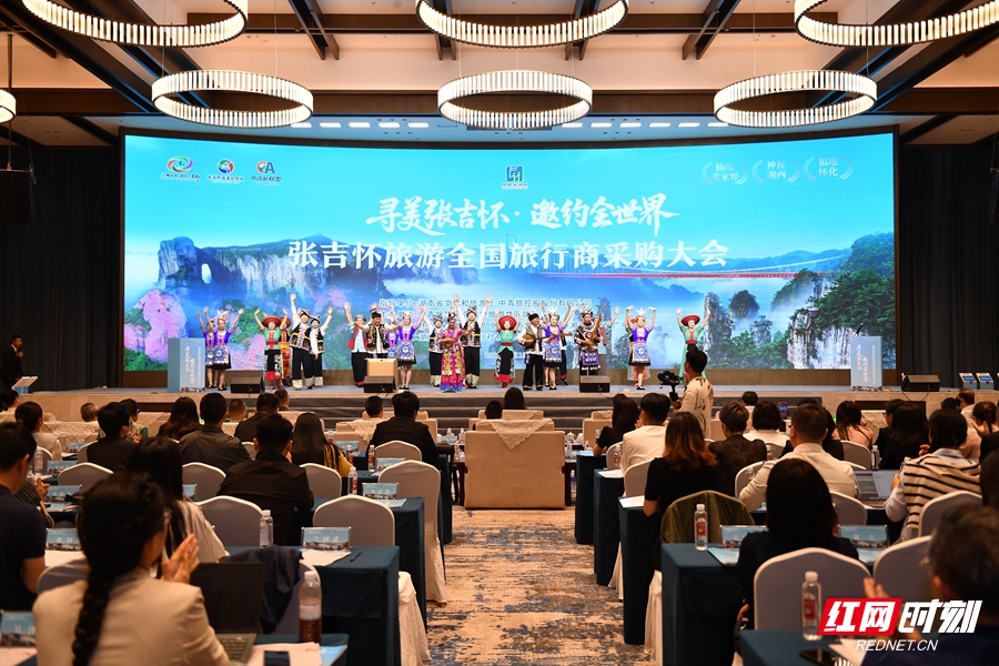 活动现场，节目表演。.jpg