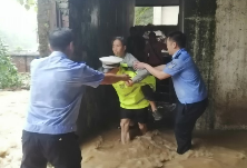 湖南怀化：民警风雨中战洪灾保民生