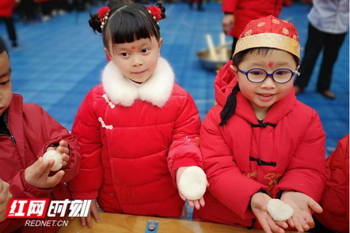 活动期间，孩子们身着红色棉袄，眉心点红“痣”，宛如从年画中走出来的福娃娃。