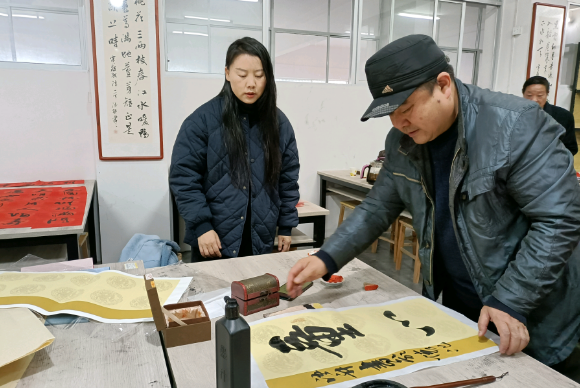 写春联 赠春联 送福字 怀化学院教育科学学院迎元旦活动走心又暖心