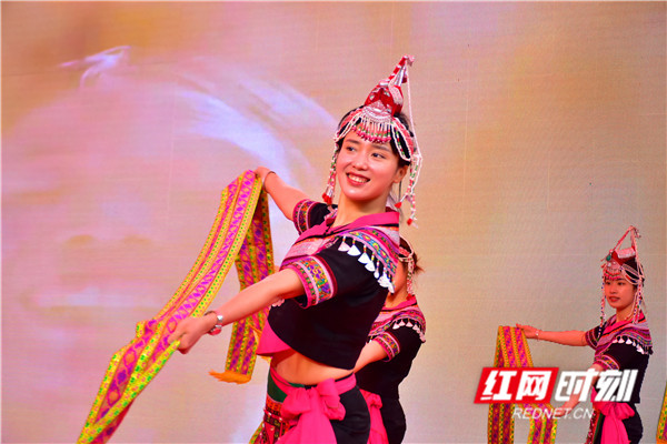 浙江省丽水市景宁畲族自治县的演员们带来原创歌舞《凤凰山，我们的原乡》