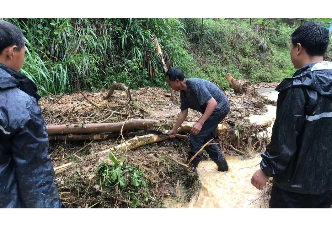 辰溪遭受暴雨袭击 公路部门全力排险保畅通