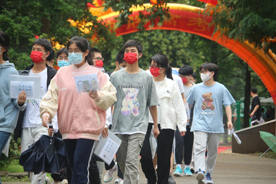 考生迈着坚毅的步伐，从容走向考场，势必要为那理想去放手一搏。