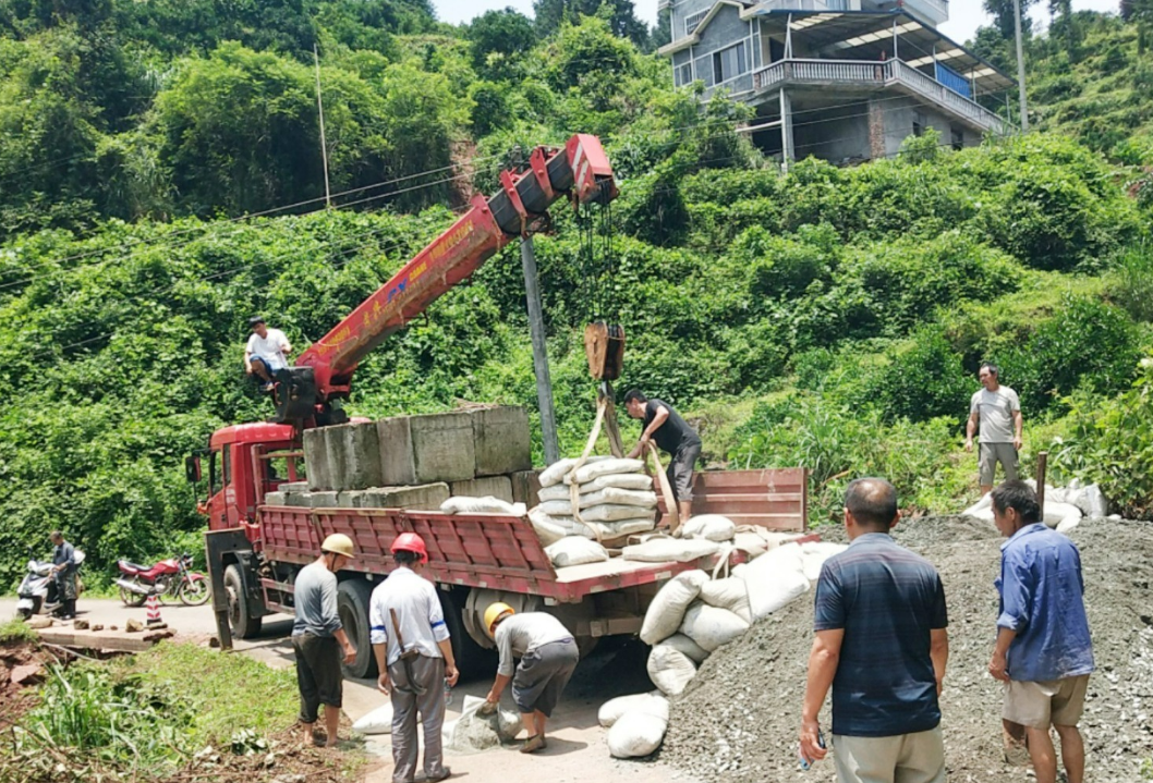 麻阳高公冲村：干群同心灾后修路忙